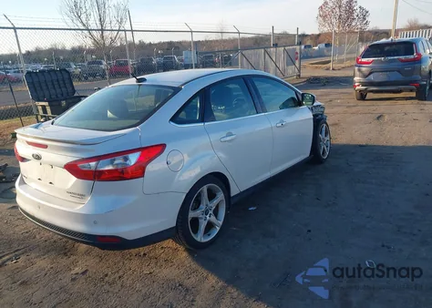 2014 Ford Focus Titanium z USA, uszkodzony, nr VIN 1FADP3J2XEL115733